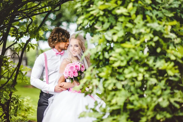 Braut und Bräutigam posieren gemeinsam — Stockfoto