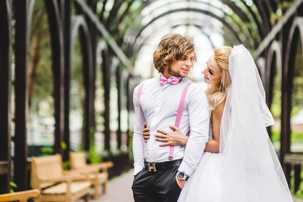 Nevěsta a ženich společně vystupují — Stock fotografie