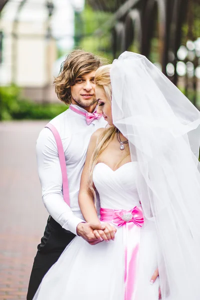 Bruid en bruidegom samen poseren — Stockfoto