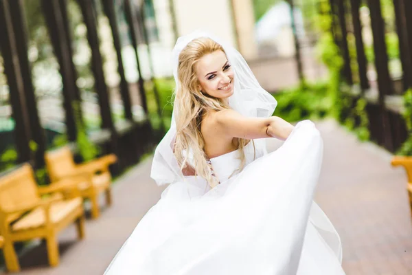 Noiva elegante dançando e posando — Fotografia de Stock