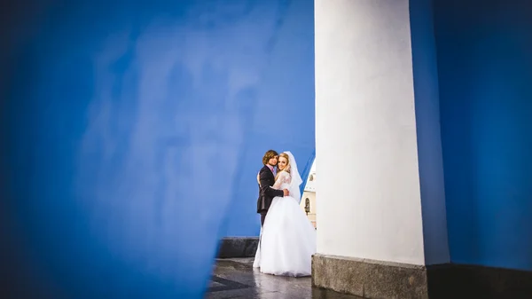 Bruden och brudgummen poserar tillsammans — Stockfoto