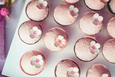 Çiçekli pembe top kek