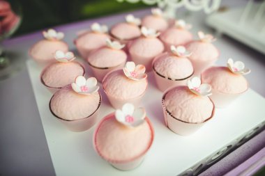 Çiçekli pembe top kek