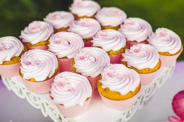 Magdalenas gourmet con glaseado blanco — Foto de Stock