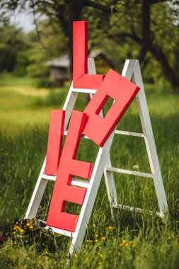 Kırmızı kelime aşk merdiven