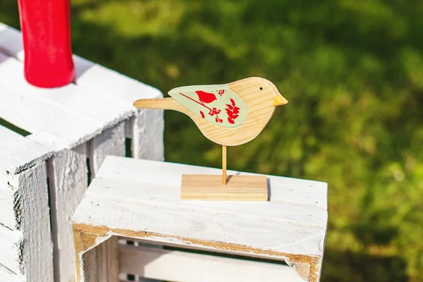 Holzvogel auf weißem Kasten — Stockfoto