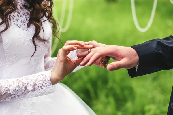 Bride and groom puts ring — Stock Photo, Image