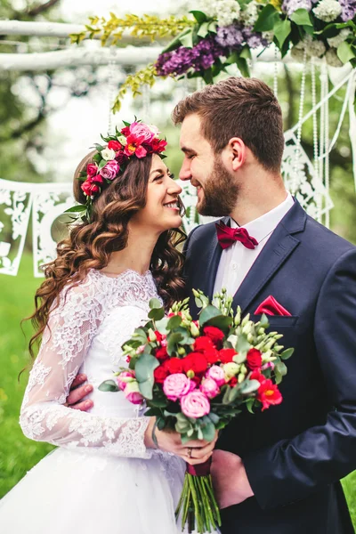 Bride and groom outdoors — Stock Photo, Image