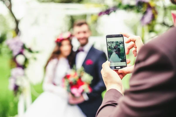 Bruid en bruidegom buitenshuis — Stockfoto
