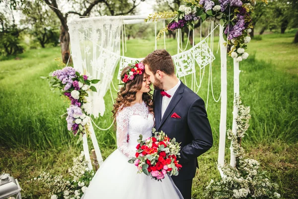 Bride and groom outdoors — Stock Photo, Image