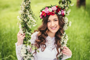 bir salıncak üzerinde güzel gelin