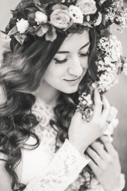 bir salıncak üzerinde güzel gelin