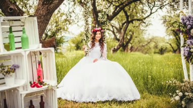 bir salıncak üzerinde güzel gelin