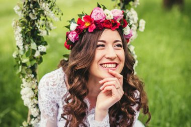 bir salıncak üzerinde güzel gelin