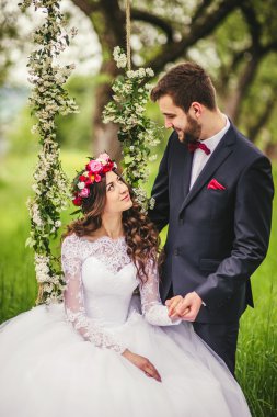 Gelin ve damat salıncak üzerinde