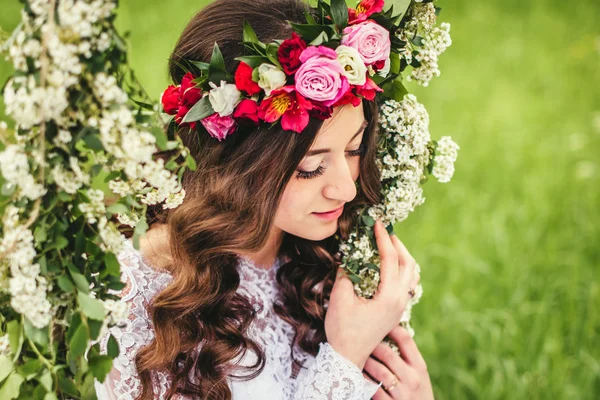 Beautiful bride on a swing — Stock Photo, Image