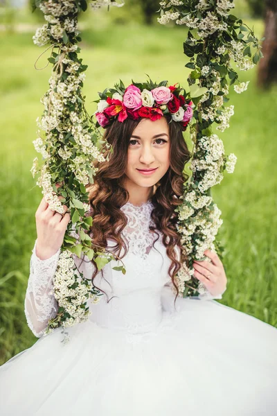 Schöne Braut auf einer Schaukel — Stockfoto