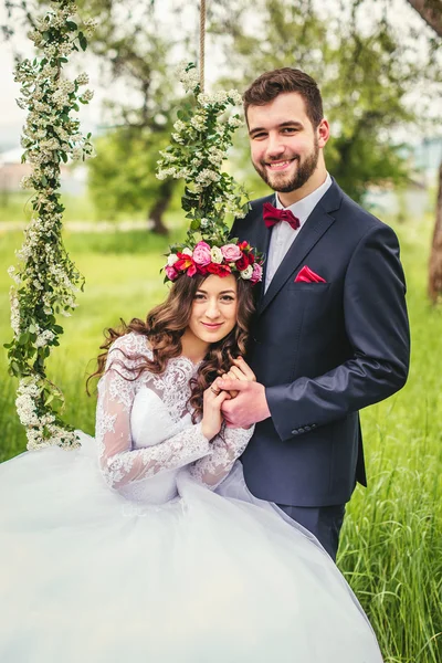 Brautpaar auf der Schaukel — Stockfoto