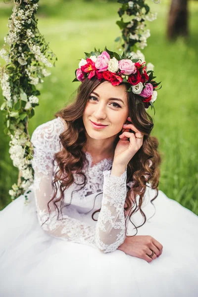 Schöne Braut auf einer Schaukel — Stockfoto