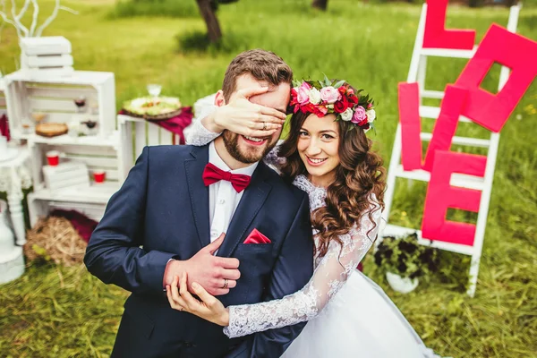 Casamento casal abraçando uns aos outros — Fotografia de Stock