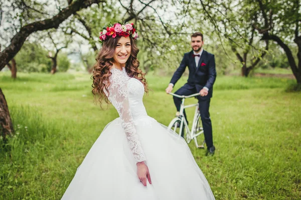 Braut & Bräutigam posiert in der Nähe von Fahrrad — Stockfoto