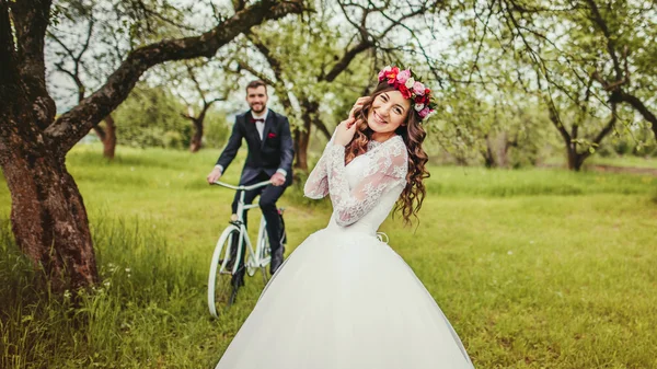 Noiva & noivo posando perto de bicicleta — Fotografia de Stock