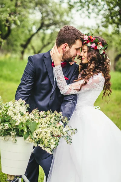 Nevěsta & ženicha pózuje u kol — Stock fotografie