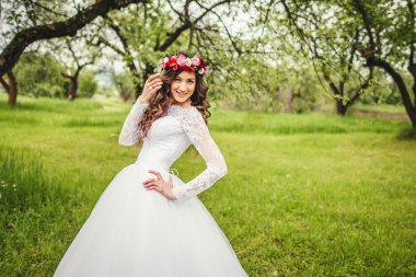 Bahçe Beyaz elbise gelin