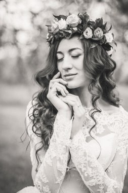 Bahçe Beyaz elbise gelin