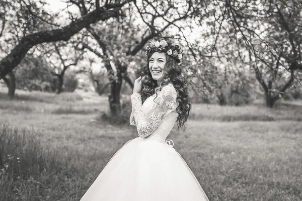 Noiva em vestido branco em um jardim — Fotografia de Stock