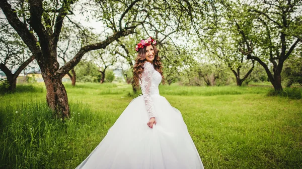 Noiva em vestido branco em um jardim — Fotografia de Stock