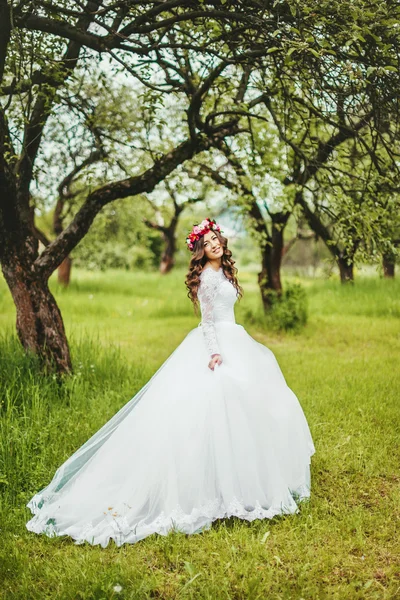 Noiva em vestido branco em um jardim — Fotografia de Stock