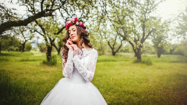 Noiva em vestido branco em um jardim — Fotografia de Stock