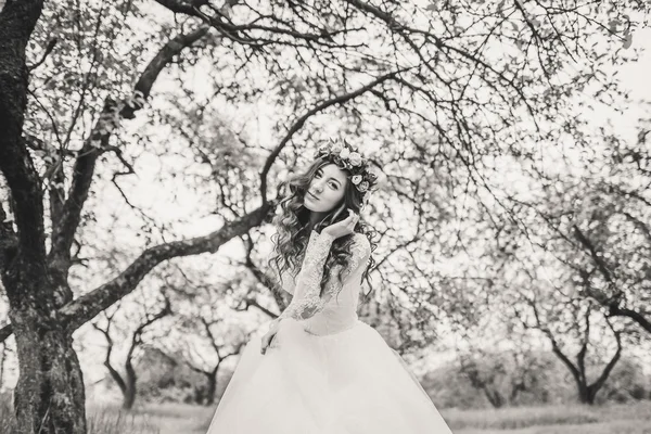 Bride in white dress in a garden — Stock Photo, Image