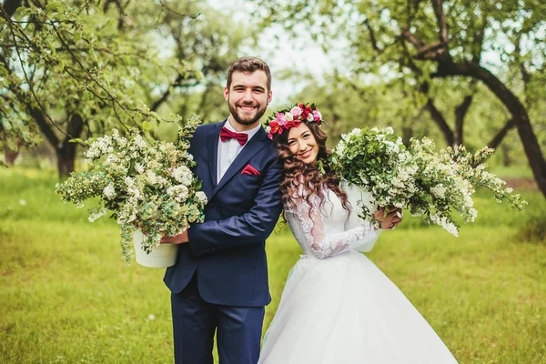 Bride & groom posing whith pots — Stock Photo, Image