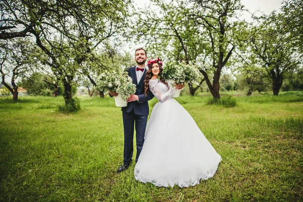 Sposa & sposo posa pentole whith — Foto Stock