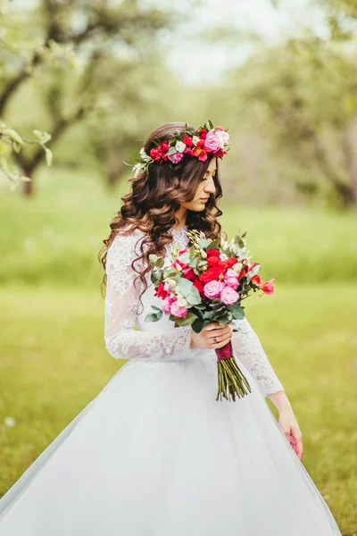 Braut im weißen Kleid im Garten — Stockfoto