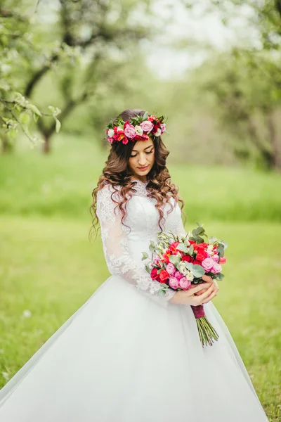 Braut im weißen Kleid im Garten — Stockfoto