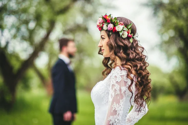 Svatební procházka v přírodě — Stock fotografie