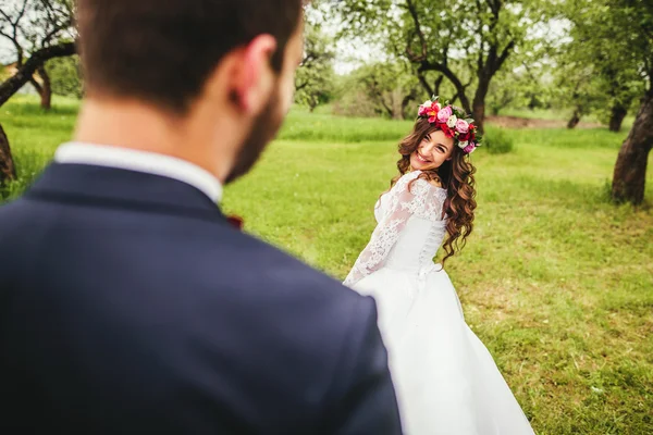 Svatební procházka v přírodě — Stock fotografie