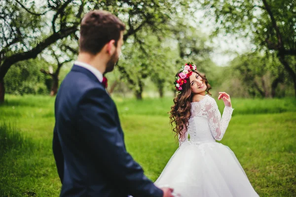 Svatební procházka v přírodě — Stock fotografie