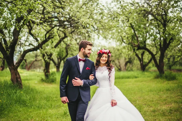Hochzeitsspaziergang in der Natur — Stockfoto