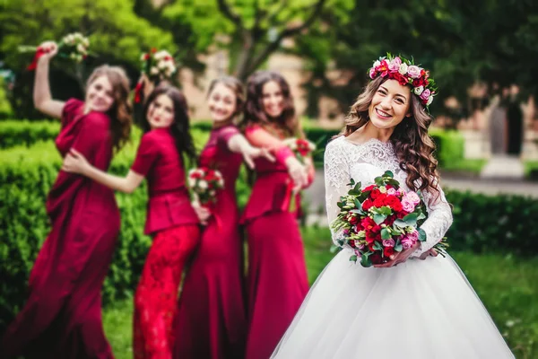 Menyasszony a koszorúslányok a parkban — Stock Fotó