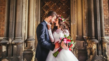 Damat ve gelin kapıları yakın: