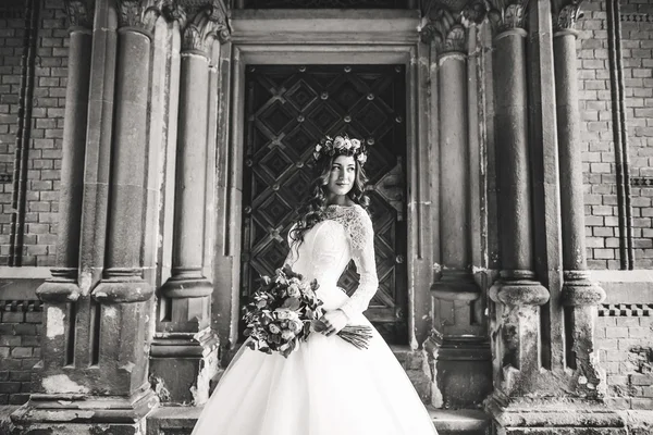 Невеста возле старых дверей — стоковое фото