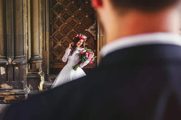 Γαμπρός και νύφη κοντά στις πόρτες — Φωτογραφία Αρχείου