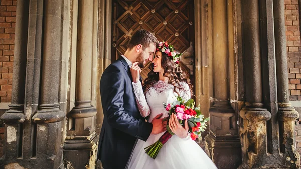 Sposo e sposa vicino alle porte — Foto Stock
