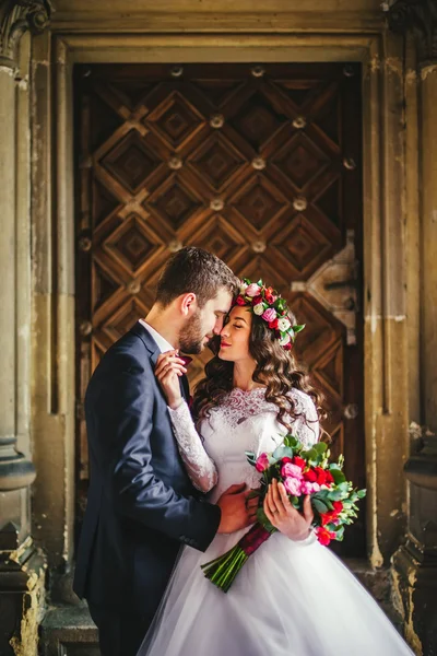 Noivo e noiva perto das portas — Fotografia de Stock