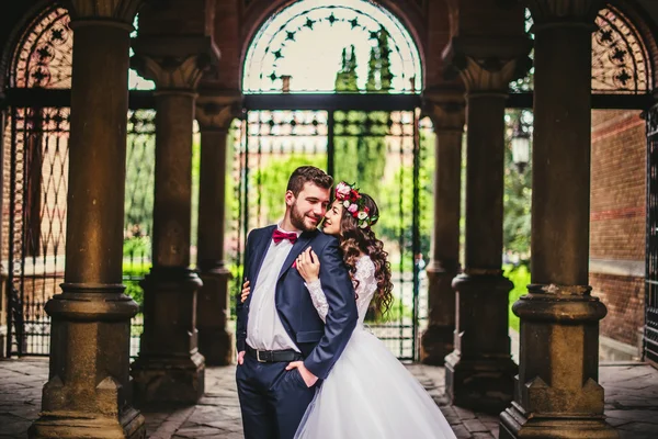 Bräutigam und Braut in der Nähe der Säulen — Stockfoto