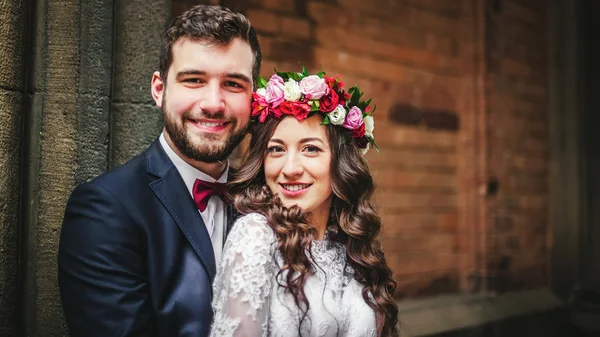 Bruid en bruidegom in de buurt van de kolommen — Stockfoto